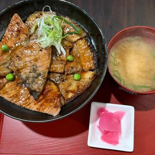 ロースとバラのハーフ豚丼