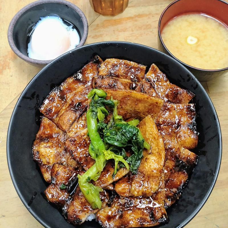 豚丼 中 半熟玉子 味噌汁(豚大学 新橋校舎)