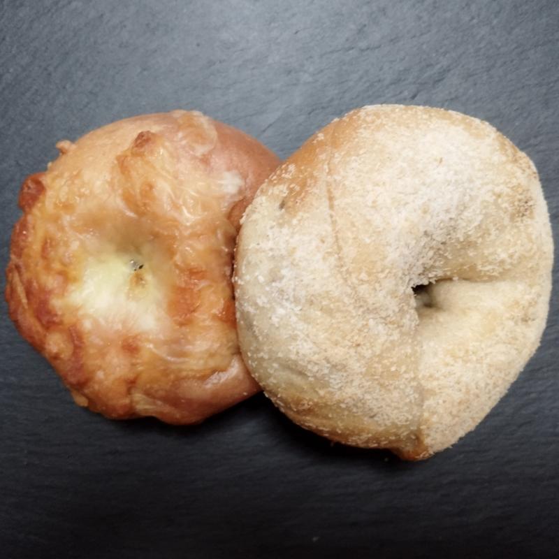 ピザ風ベーグル、塩キャラメルナッツ(土曜と日曜とソフトクリームとベーグル)