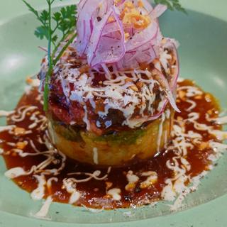 桜肉とアボカドの彩りミルフィーユ(馬刺しビストロ かたなしキッチン)