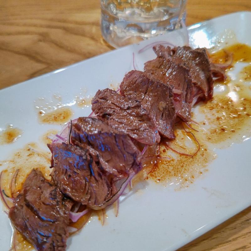 馬ハラミの炙り ガーリックバターソース(馬刺しビストロ かたなしキッチン)