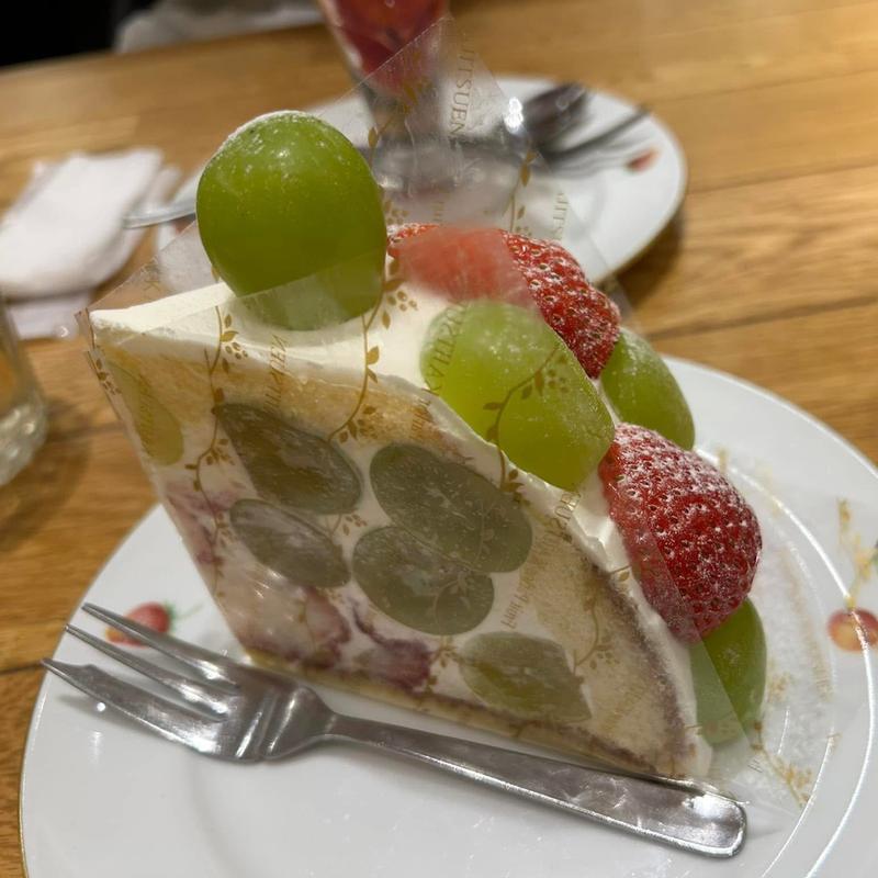 いちごとシャインマスカットのズコット(果樹園 リーベル)