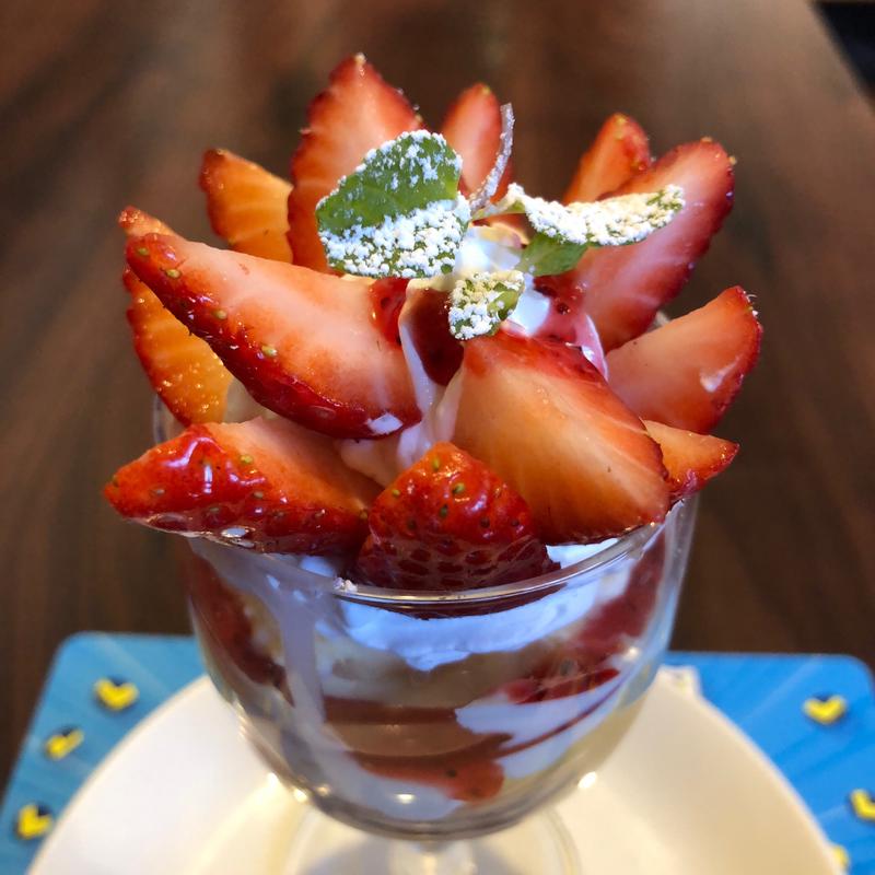 苺のグラスパフェ(グラッチェガーデンズ 練馬土支田店)