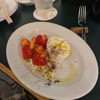 ブラータチーズと季節の果物(松乃井食堂)