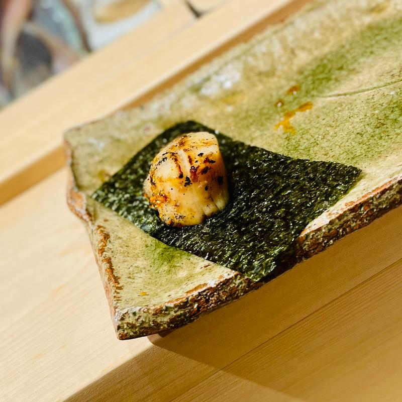 ランチ限定おまかせ握りコース　ホタテの磯辺焼き(意気な寿し処 阿部 青山店)