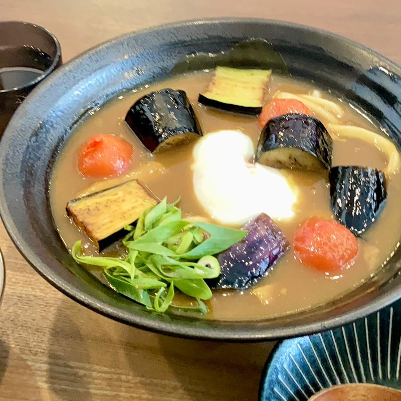 揚げなすとトマトの温玉カレーうどん(だし香る熟成うどん にし喜)