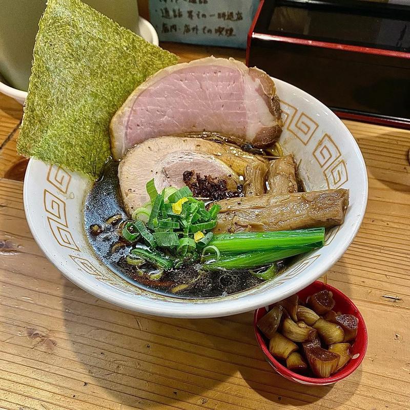黒二犀 やわらか豚バラチャーシュー ちょっと煮にんに君(極麺 青二犀 （ゴクメン アオニサイ）)