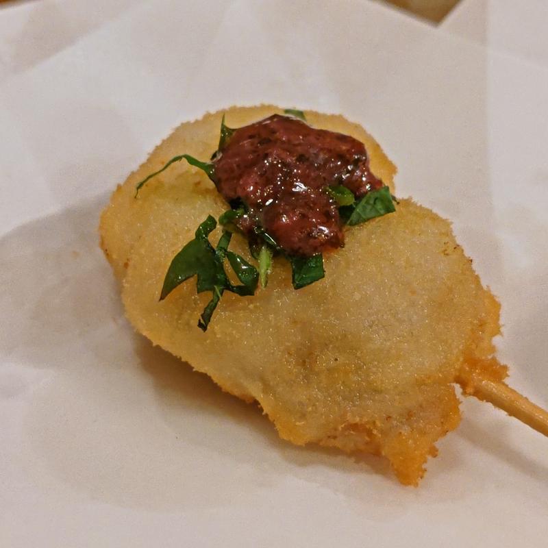 鶏とろ梅しそ巻き(串揚げとワイン はち )