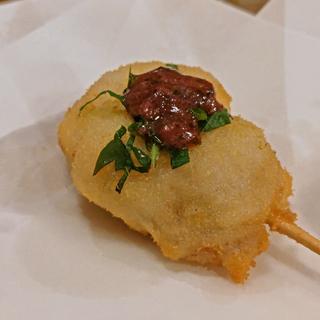 鶏とろ梅しそ巻き(串揚げとワイン はち )