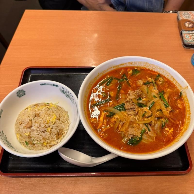 チゲ味噌ラーメン　半チャーハン(日高屋 後楽園白山通店)