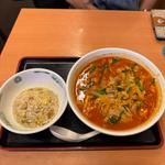 チゲ味噌ラーメン　半チャーハン(日高屋 後楽園白山通店)
