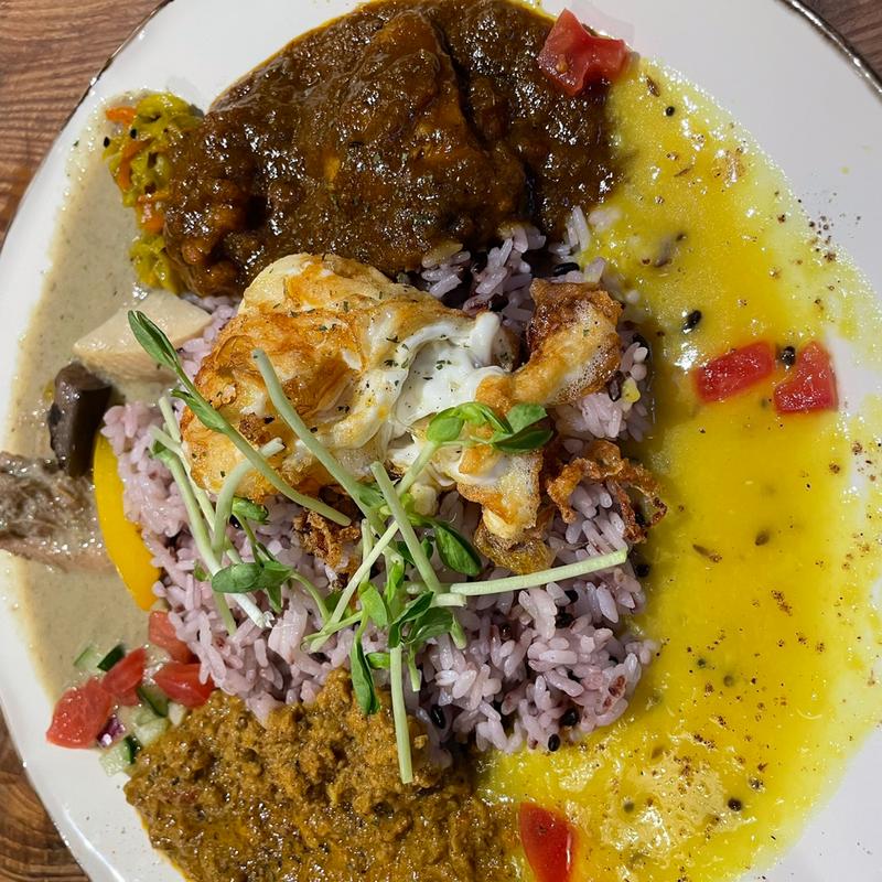 あいがけ3種盛り(フライドエッグ付)(スパイスカレーまるせ )