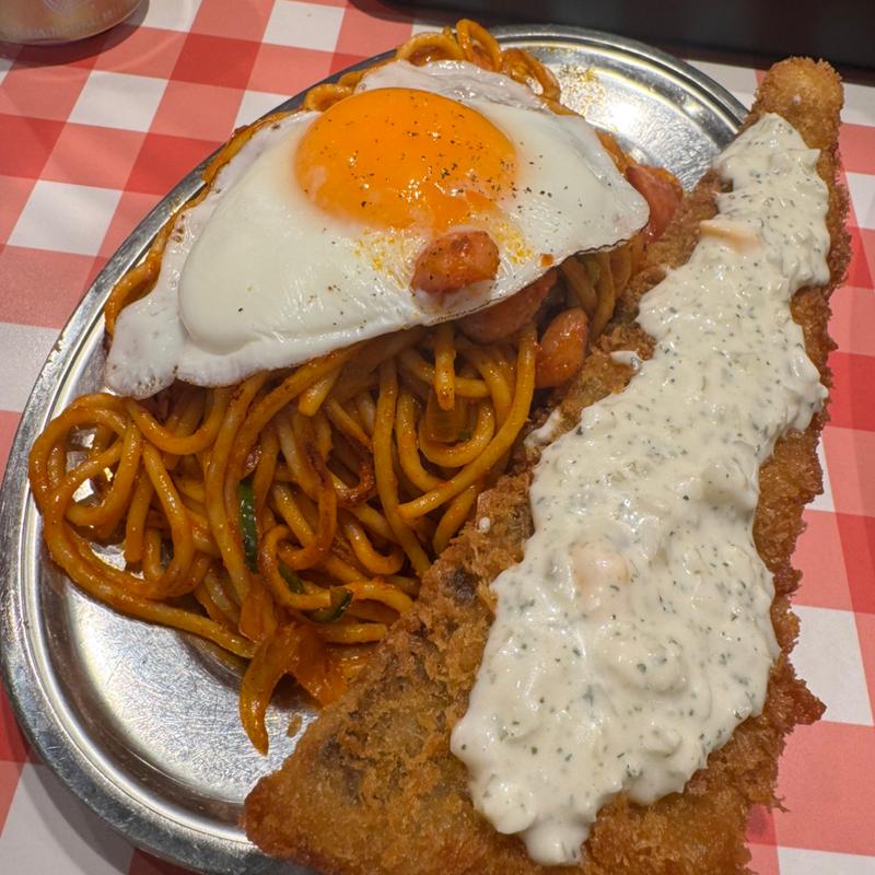 目玉焼きナポリタン(スパゲティーのパンチョ)
