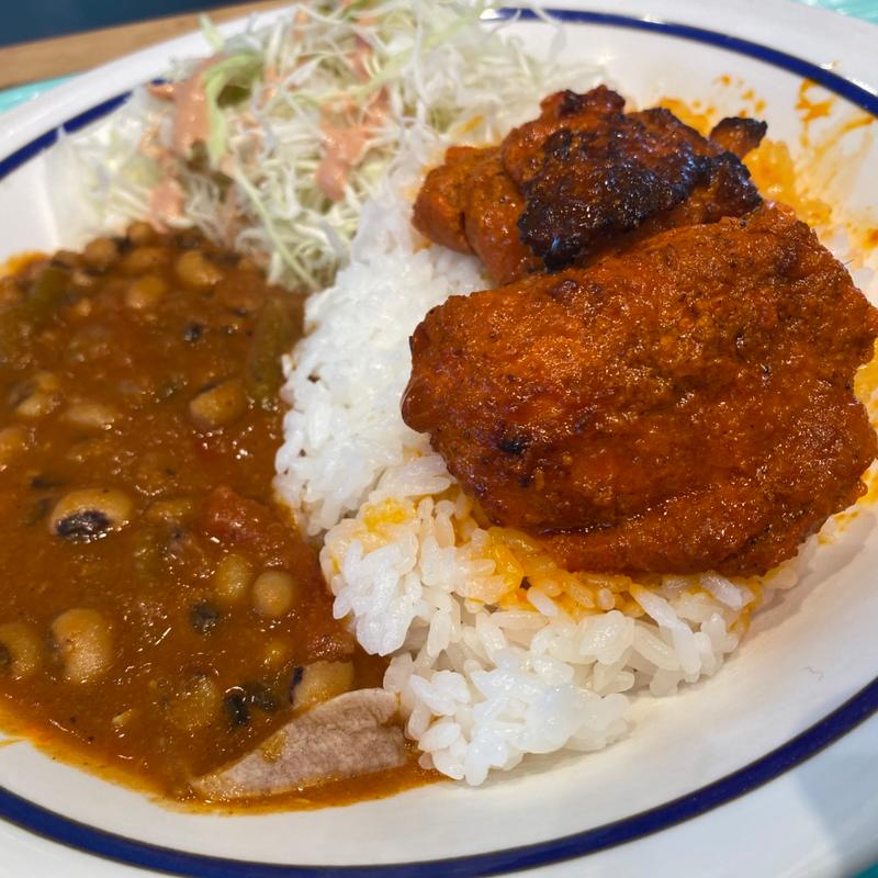 タンドリーチキンケバブとブラック豆カレー(Qasis)