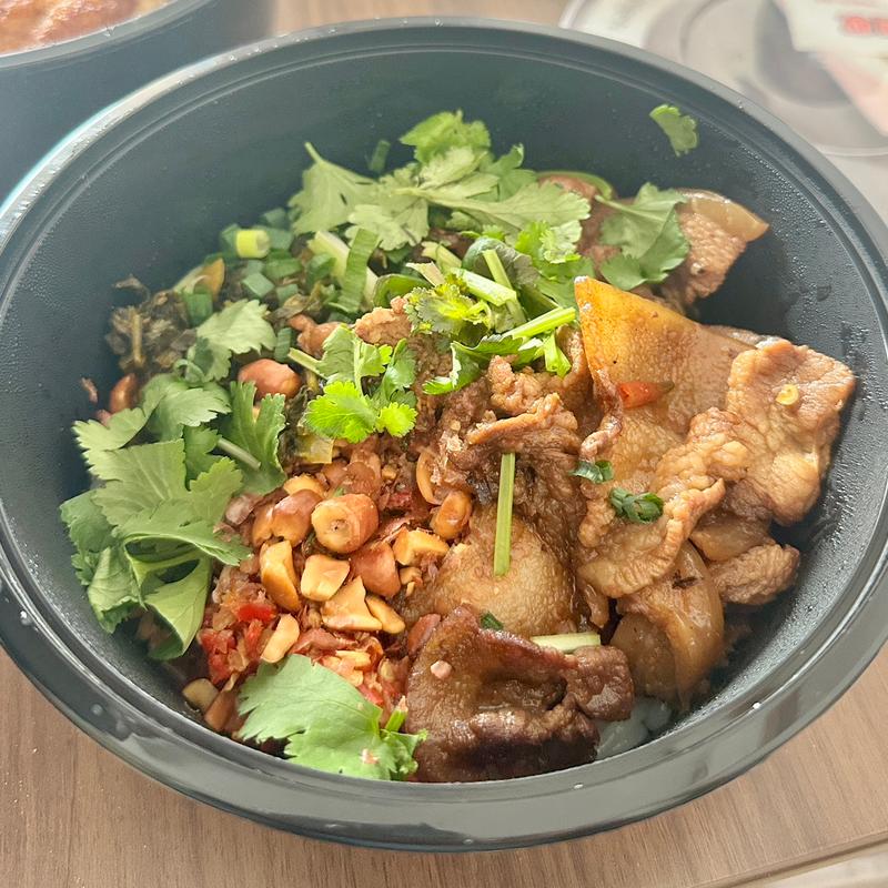 豚肉と唐辛子の炒め乗せ汁なしミーフン(李湘潭湘菜館)