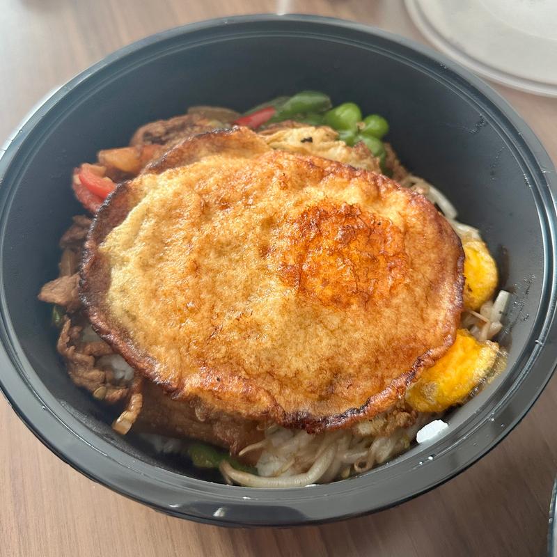 豚肉と唐辛子の炒め乗せご飯(李湘潭湘菜館)