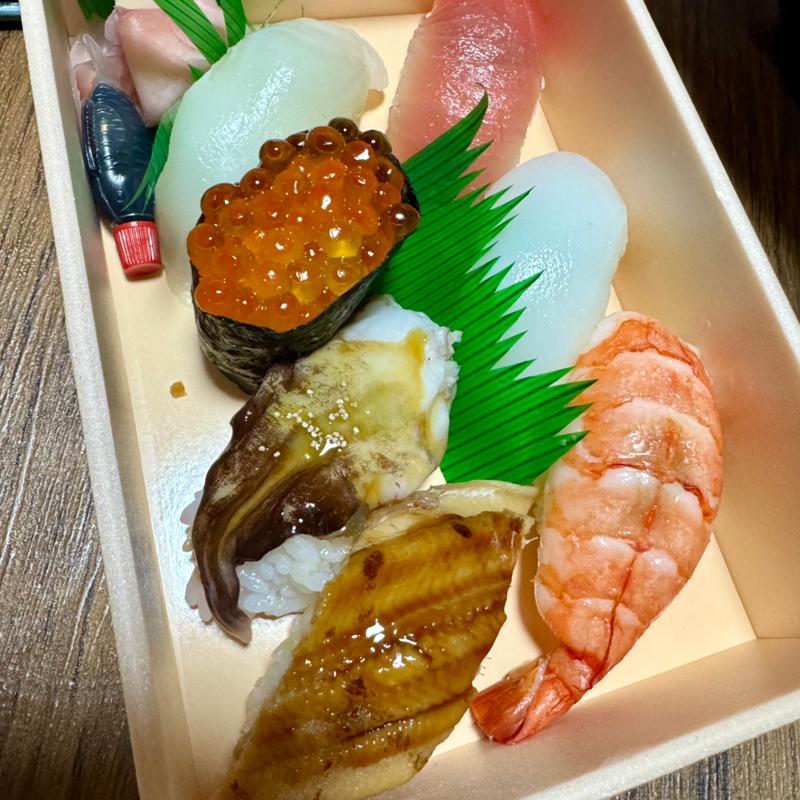 上にぎり（イクラ入り）(阿津満)