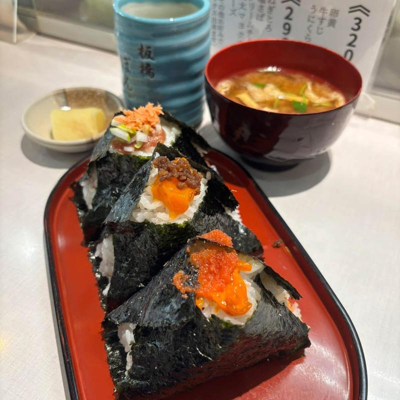 明太子ウニクラゲ 鮭ネギトロ 肉そぼろ卵黄 なめこ味噌汁(おにぎり ぼんご 板橋店)