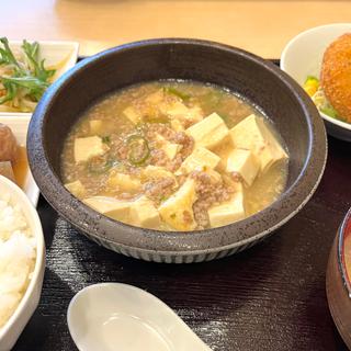 日替　柚子胡椒風味麻婆豆腐とメンチカツ