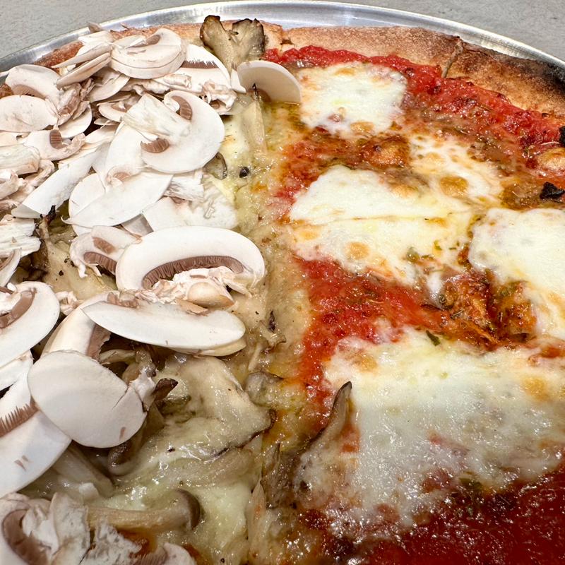 茄子ソースとマッシュルーム&ナポリ(CRAZY PIZZA TORANOMON)