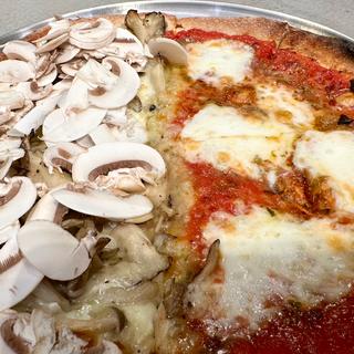 茄子ソースとマッシュルーム&ナポリ(CRAZY PIZZA TORANOMON)