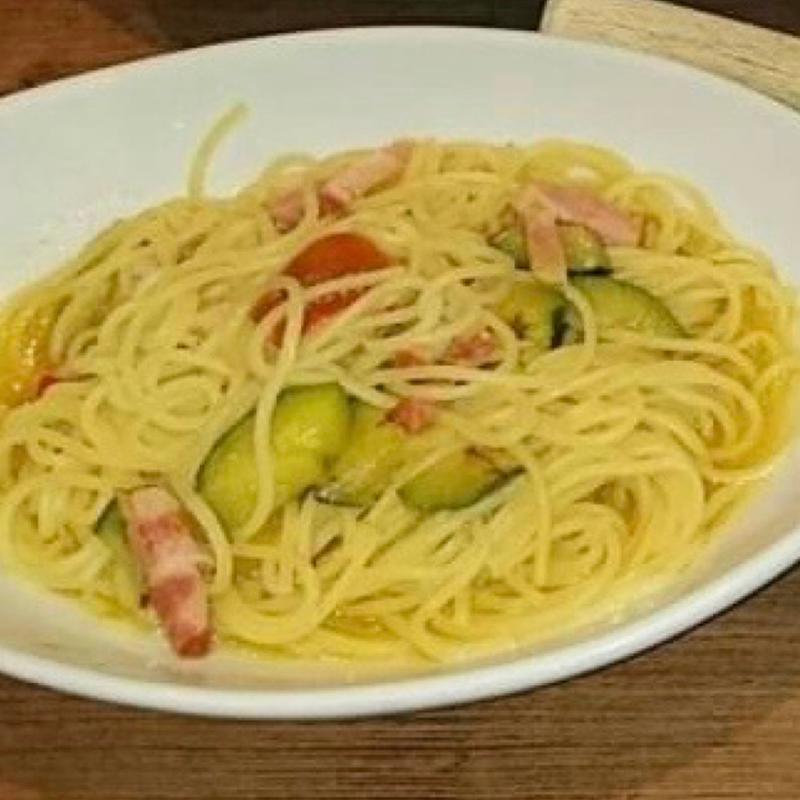 ベーコンと野菜のペペロンチーノ(ピソラ)