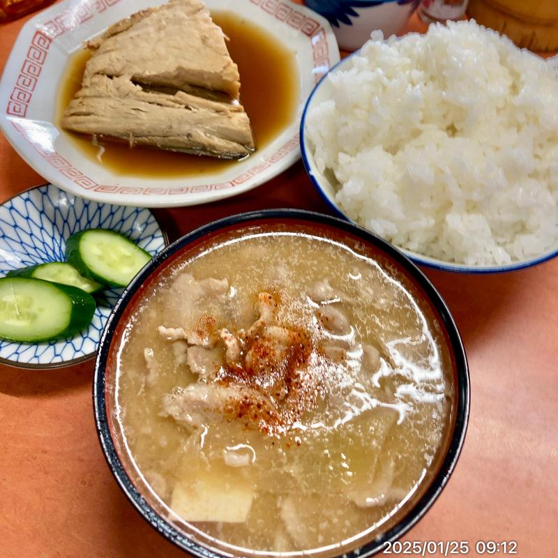 ぶた汁　ブリの煮付け　白ごはん(かどや )