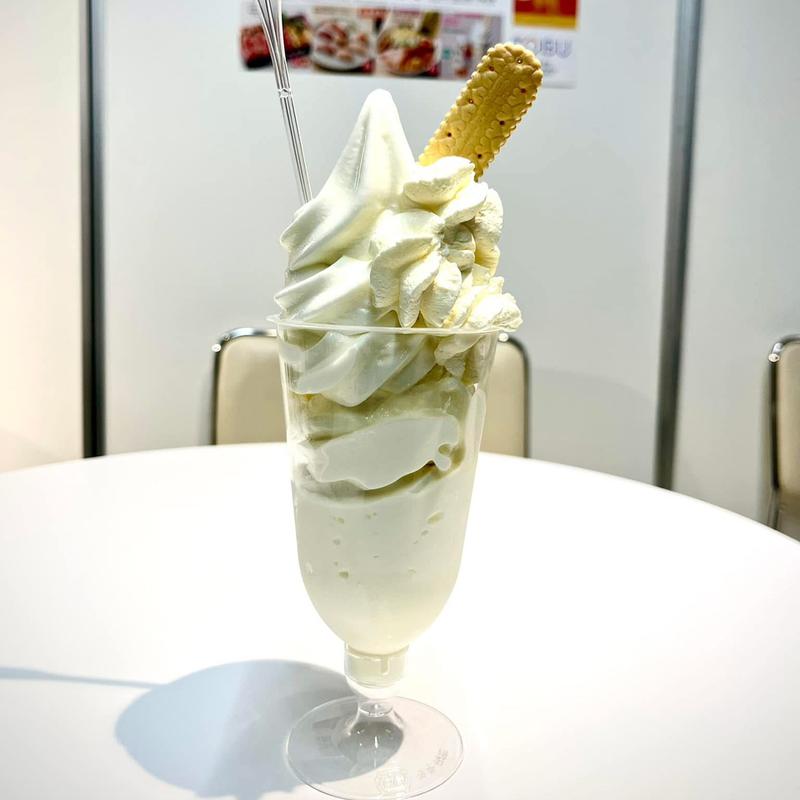 別海町Wクリームソフトの白いパフェ(円山牛乳販売店)