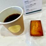 焼きたてプレーンとコーヒー