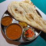 Bランチ(カレー2種類、ナン、サラダ、タンドリーチキン、ライス、ドリンク、ナンおかわり自由)