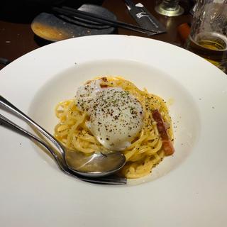 赤彩卵のカルボナーラ(炭火焼鳥Dining門 平野長原店)