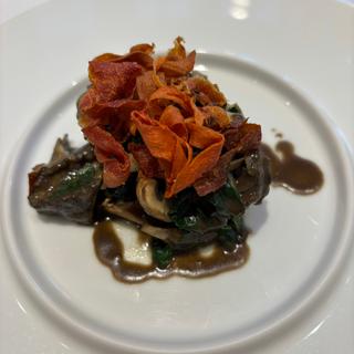 蒸し鮑の肝ソースかけ人参チップ添え(シャルム 代々木店)