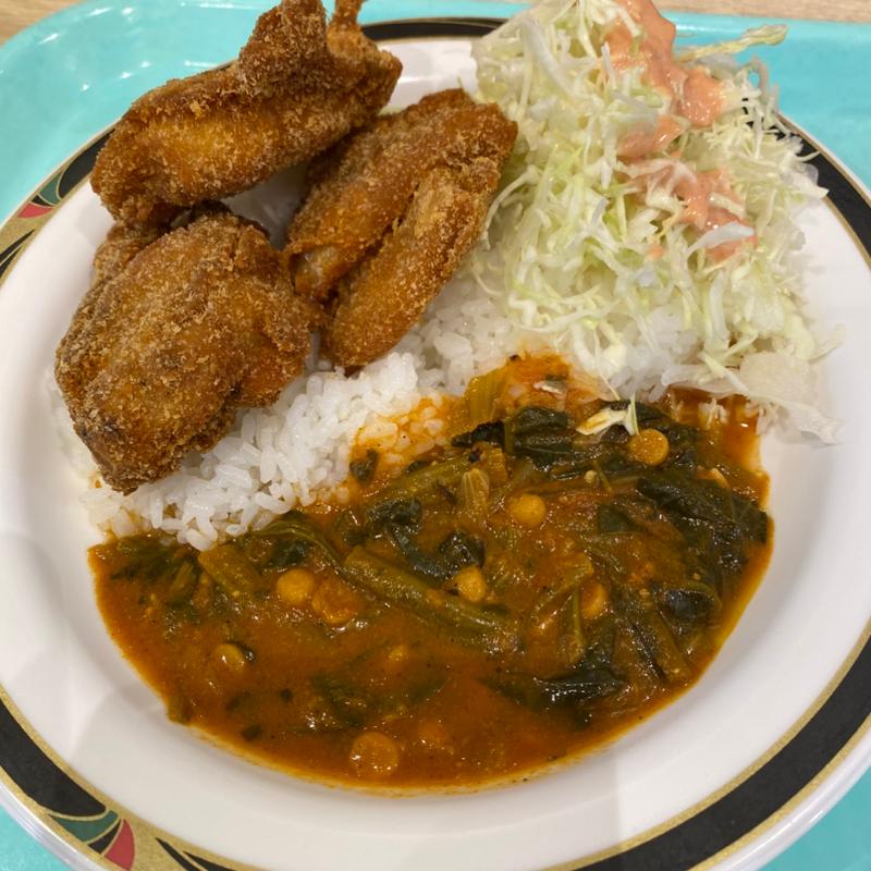 チキンフライとほうれん草カレー(Qasis)