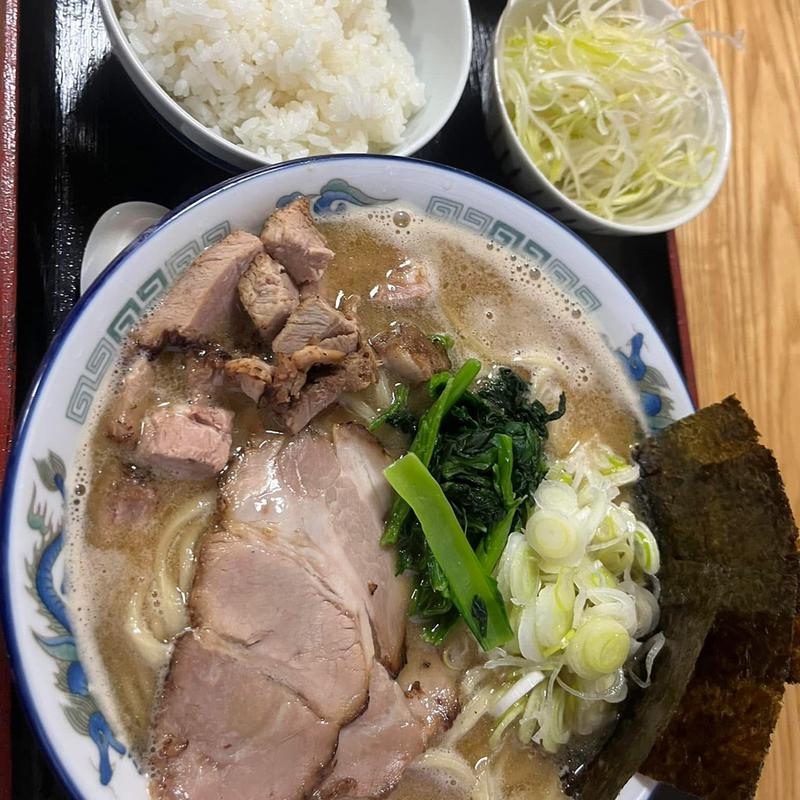 豚骨醤油ラーメン 大盛り 太麺 刻みチャーシュー 白髪ネギ(担々麺の店　まるたん)