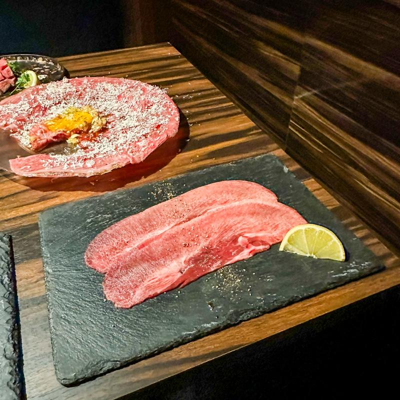 食べ比べ縦切り一本牛タン(牛タンと和牛ユッケ 個室焼肉×居酒屋 MALT 名古屋駅店)