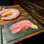 食べ比べ縦切り一本牛タン(牛タンと和牛ユッケ 個室焼肉×居酒屋 MALT 名古屋駅店)