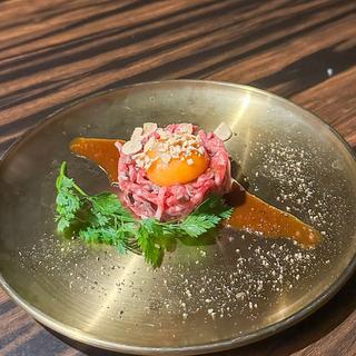 黒毛和牛の極とろユッケ・焦がしニンニク醤油(牛タンと和牛ユッケ 個室焼肉×居酒屋 MALT 名古屋駅店)