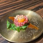 黒毛和牛の極とろユッケ・焦がしニンニク醤油(牛タンと和牛ユッケ 個室焼肉×居酒屋 MALT 名古屋駅店)