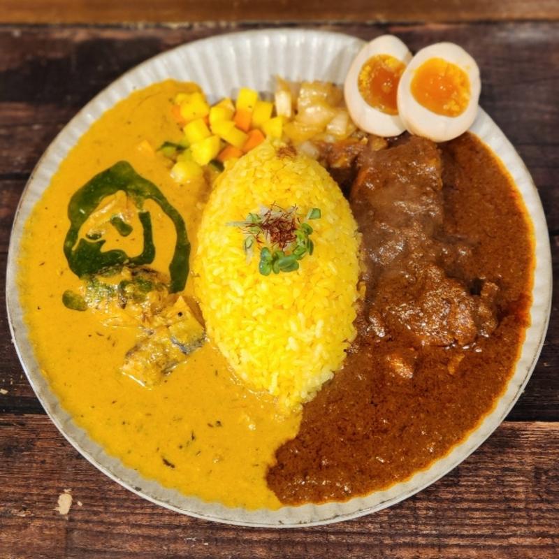 2種盛り
(サバとバジルのココナッツカレー・チキンマサラ)
 燻製漬け卵(スパイス食堂 ニッキ)