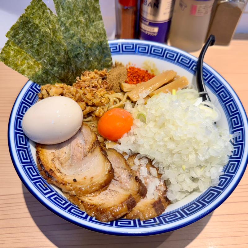 カレーまぜそば大盛＋特製＋タマネギ(狼煙 浦和店)