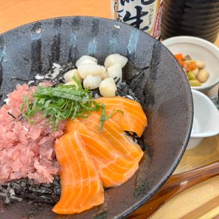 2度おいしい！まぐろ・サーモン・小柱の三色丼