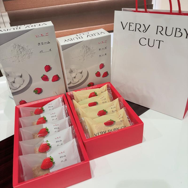 いちごクリームパイ&いちごチーズケーキ(ベリールビーカット エキュート品川店)