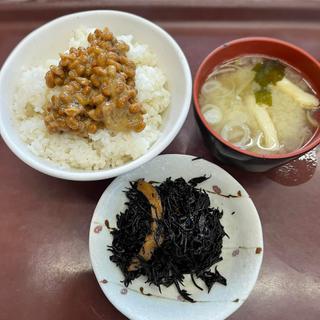 半ライス 味噌汁 ひじき 納豆(青海食堂)