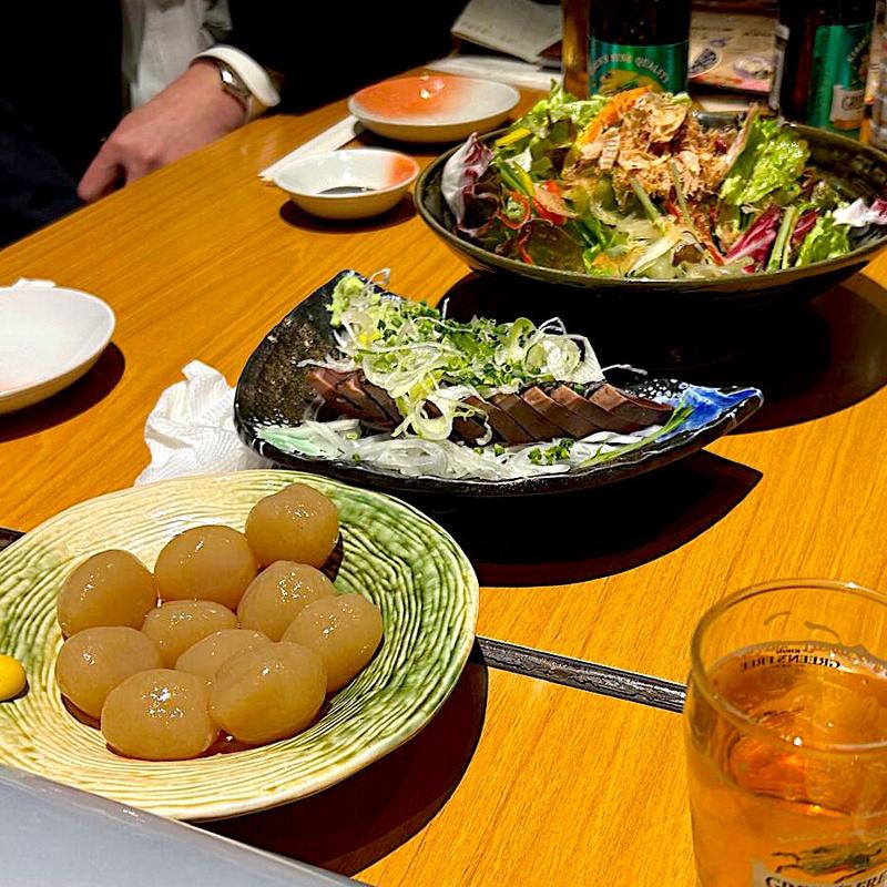 玉こんにゃく、カツオのたたき、サラダ(四季彩 山形駅店)