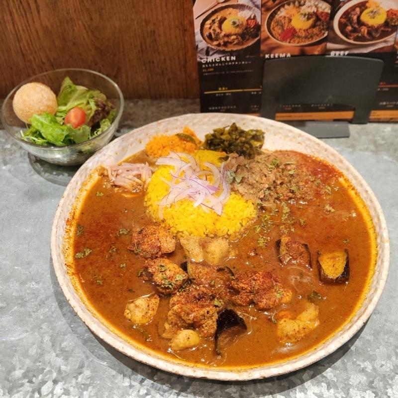 鳥ももとぼんじりのチキンカレー
キーマあいがけ(Curry & Cafe WARUNG(ワルン))