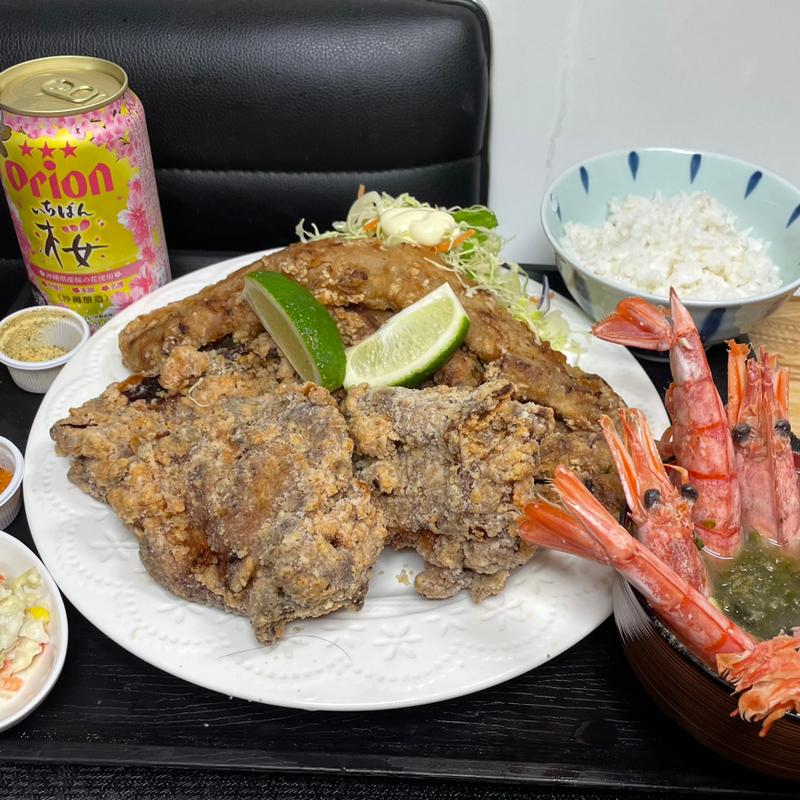 デカ唐揚げ3個と 豚バラ唐揚げ2個(デカ盛り唐揚げ専門店キッチン BUS STOP)