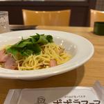サラダほうれん草と吊るしベーコンのペペロンチーノ