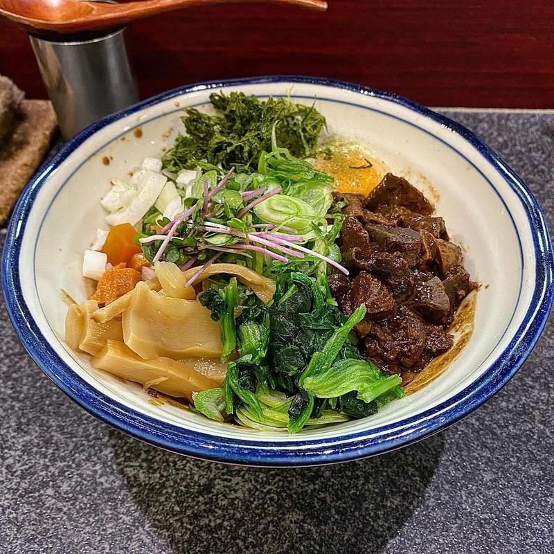 炊きホルモンまぜそば(烈志笑魚油 麺香房 三く)