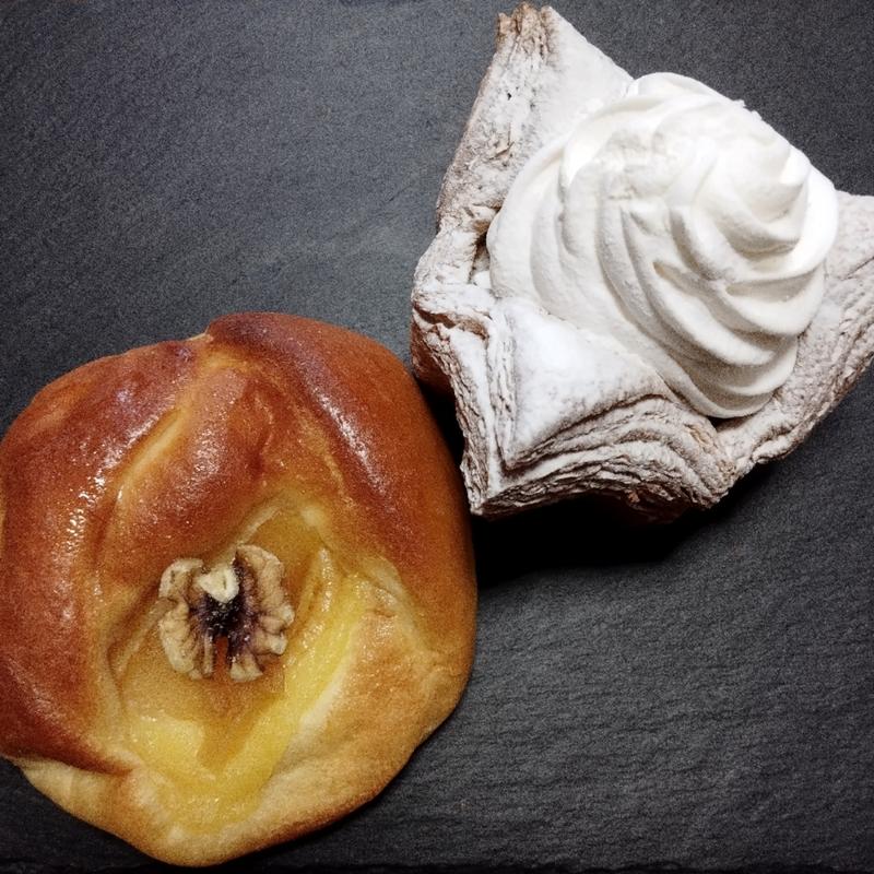 シナモンリンゴのクリームパン、スノーマウンテン(ブーランジュリー オーヴェルニュ)