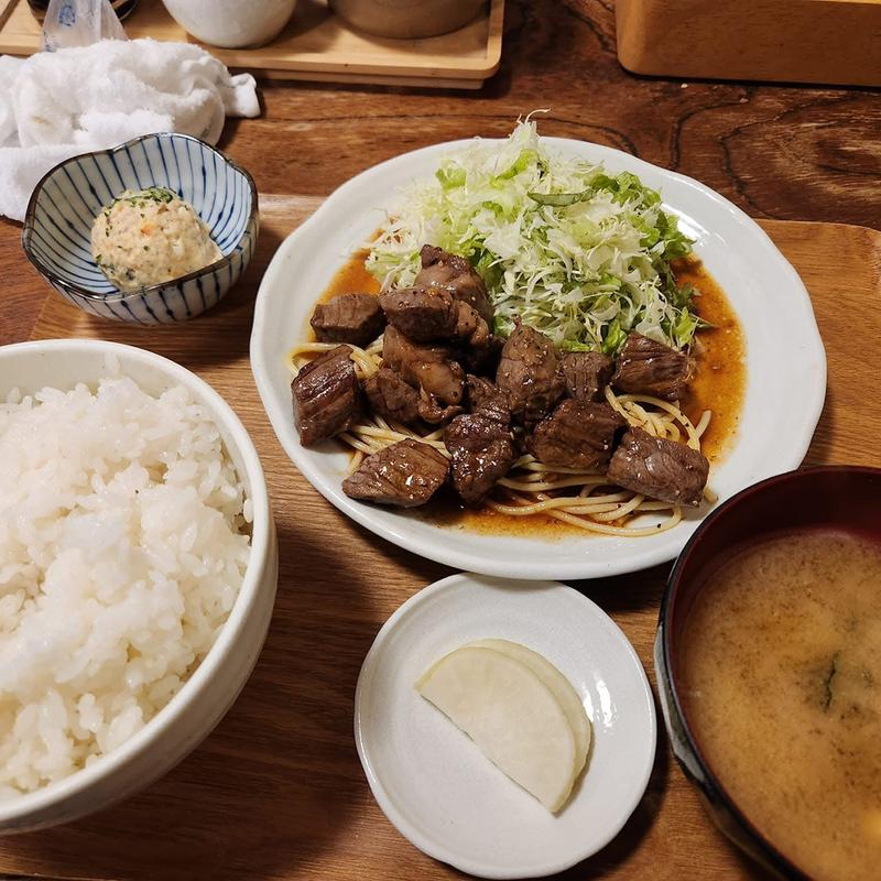 サイコロステーキ定食(とんかつ割烹 やすいみ〜と)